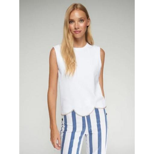 TOP BLANCO SIN MANGA Y BAJO ONDULADO, VILAGALLO PV 2026, REF. 33259