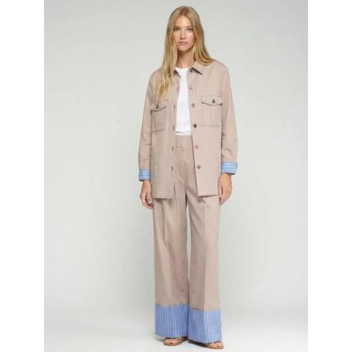 PANTALÓN BEIGE VUELTA RAYAS AZULES ELÁSTICO, VILAGALLO PV 2026, REF. 33419