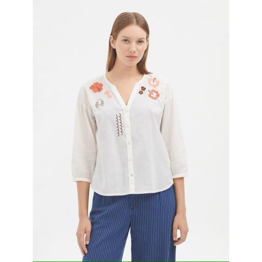 BLUSA BORDADOS AZULES, NICE THINGS PV 2025, REF. WU182