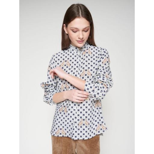 CAMISA BLANCA ESTAMPADA LEOPARDOS Y ESTRELLAS, VILAGALLO OI 2025-26, REF. 32979 [1]