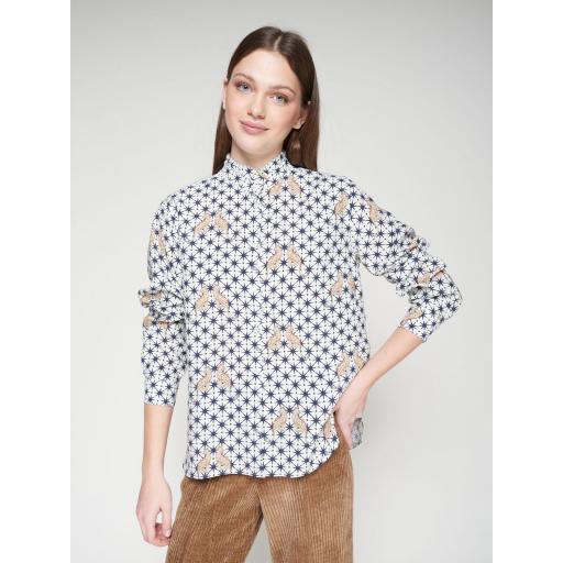 CAMISA BLANCA ESTAMPADA LEOPARDOS Y ESTRELLAS, VILAGALLO OI 2025-26, REF. 32979