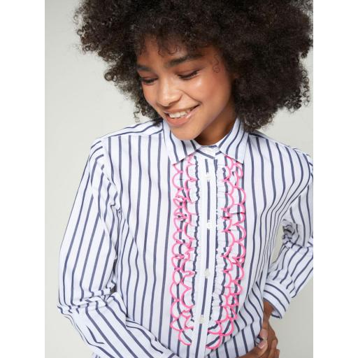 CAMISA RAYA AZUL MARINO VOLANTE ROSA, VILAGALLO OI 2025-26, REF. 32962