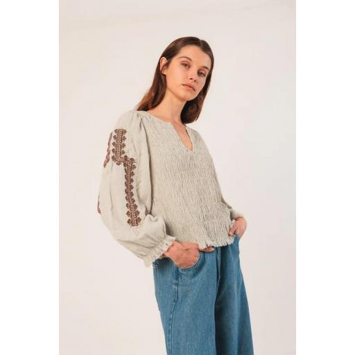 BLUSA BORDADO ÉTNICO, INDI&COLD OI 2025-26, REF. KI221
