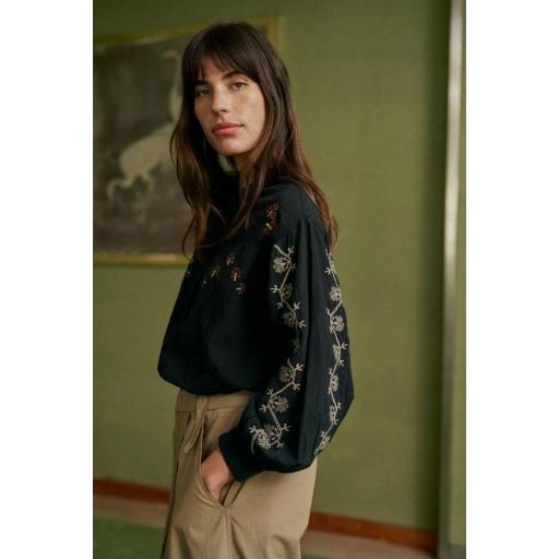 CAMISA BORDADA CON VOLUMEN, INDI&COLD OI 2026-27, REF. AD146