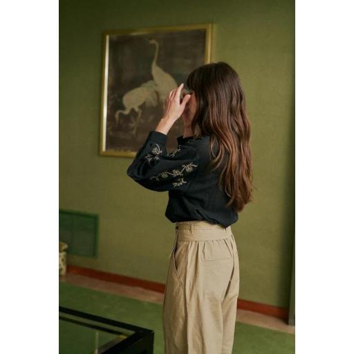 CAMISA BORDADA CON VOLUMEN, INDI&COLD OI 2026-27, REF. AD146 [2]