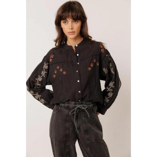 CAMISA BORDADA CON VOLUMEN, INDI&COLD OI 2026-27, REF. AD146 [3]