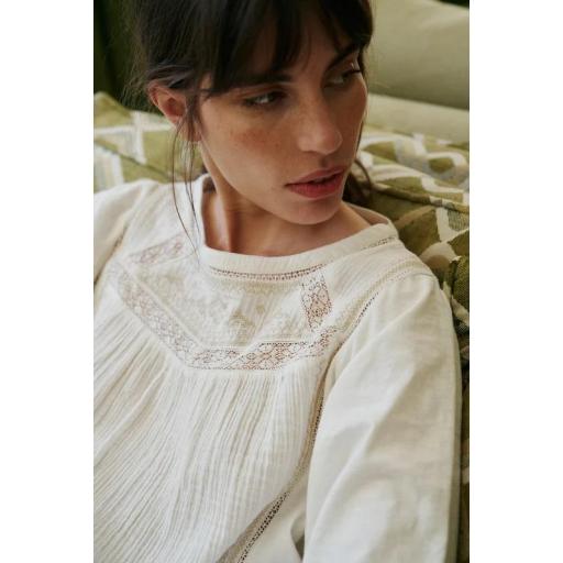 BLUSA COMBINADA BORDADO A CONTRASTE, INDI&COLD OI 2026-27, REF. BK451 [0]