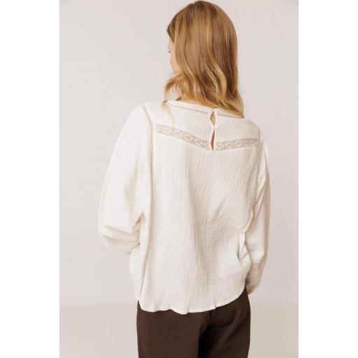 BLUSA COMBINADA BORDADO A CONTRASTE, INDI&COLD OI 2026-27, REF. BK451 [3]