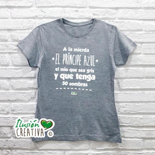 Camiseta Mujer - A LA MIERDA EL PRÍNCIPE AZUL, EL MÍO QUE SEA GRIS Y QUE TENGA 50 SOMBRAS [0]