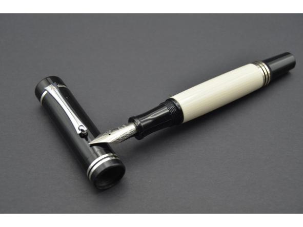 Estilográfica Egeo  marfil/negro