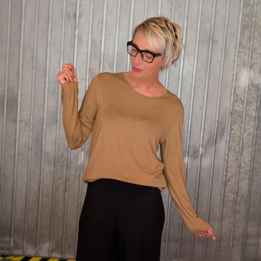 2025 invierno nueva colección guadalupe loves curling tienda online jersey siena cuello redondo camel.jpg [0]