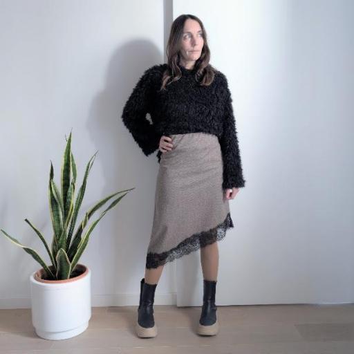 Falda recta con encaje