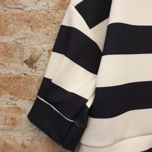 Sudadera de rayas [5]