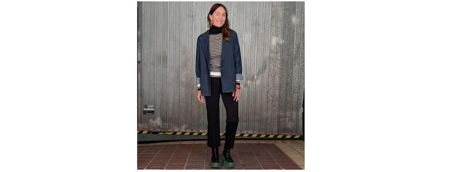 “Cómo combinar un blazer denim con pantalón negro y jersey de rayas para un look urbano”