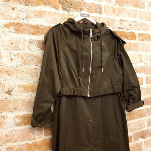 Gabardina verde con cordones [4]