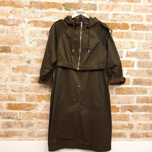 Gabardina verde con cordones [3]