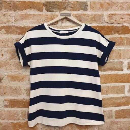 Camiseta de rayas marineras [2]