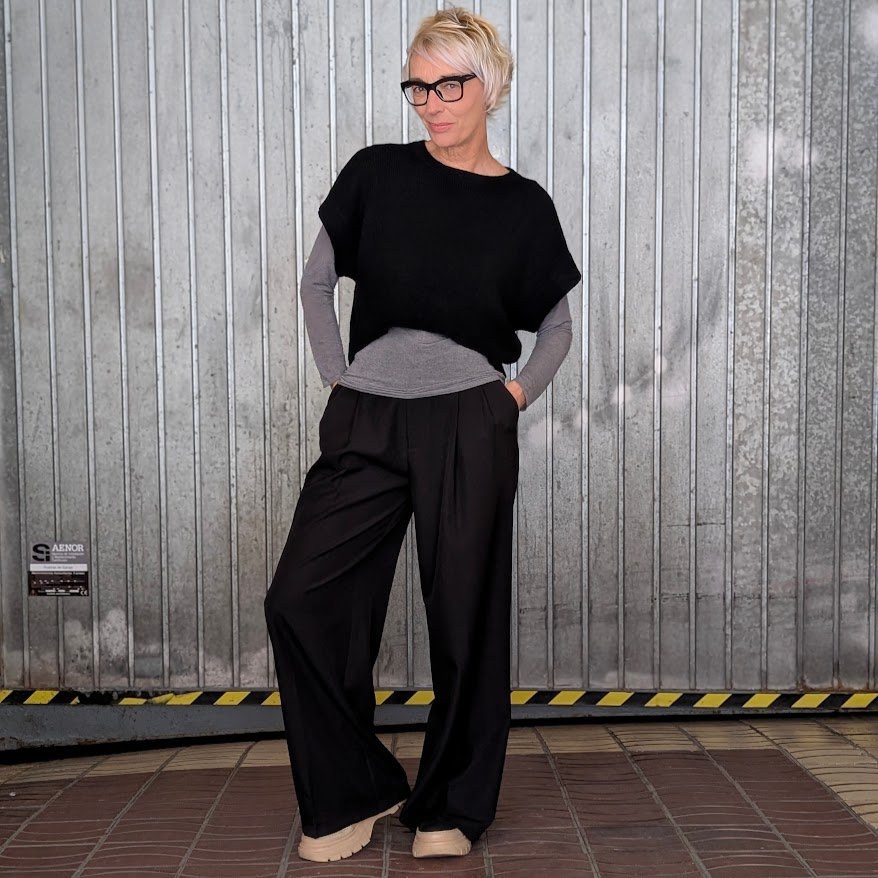 2026 nueva colección guadalupe loves curling tienda online chaleco crop negro pantalón de pinzas.jpg