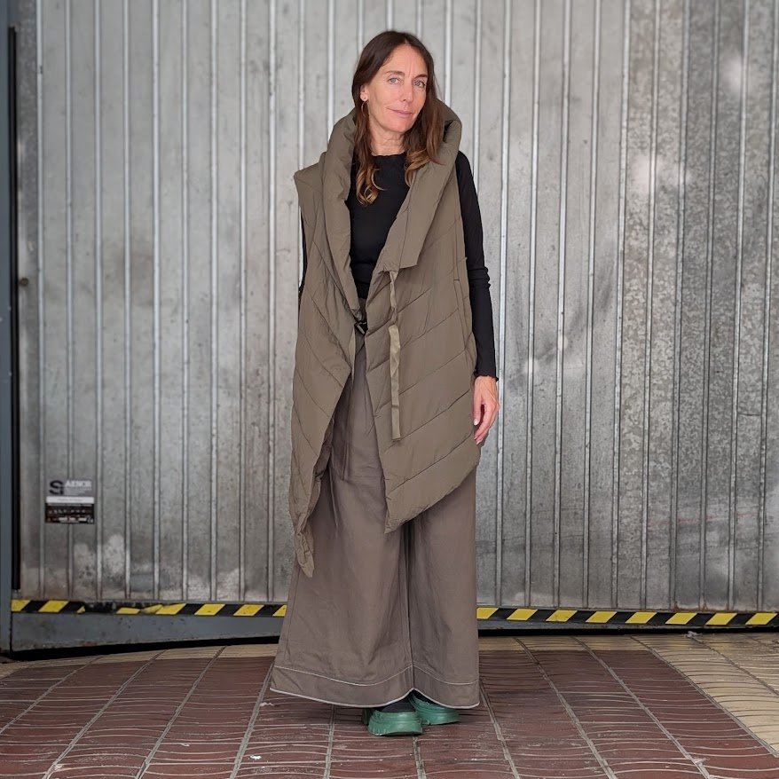 otoño-2025-nueva-coleccion-guadalupe-loves-curling-tienda-online-chaleco asimétrico look.jpg