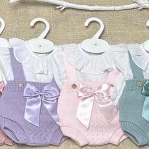Conjunto Dos Piezas para Bebé – Peto de Punto con Blusa de Muselina 
