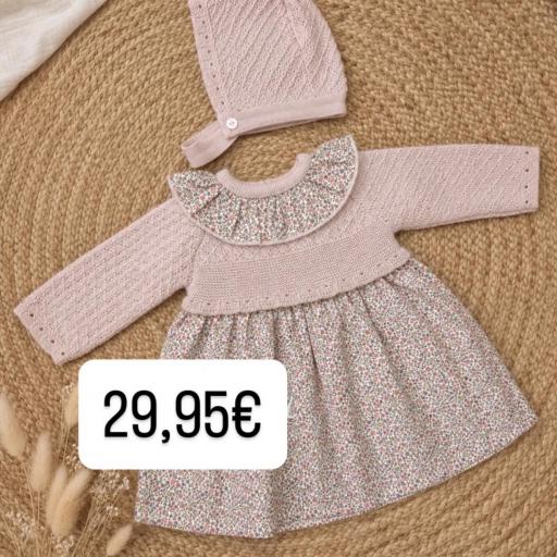 Vestido con capota babidu rosa nude