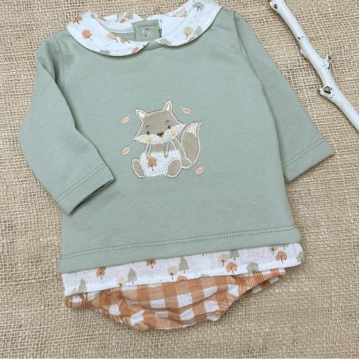Conjunto verde con cuello estampado y zorrito bordado