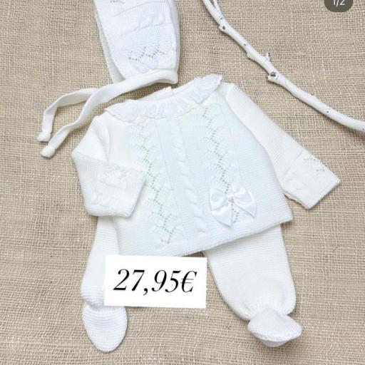 Conjunto de Lana Blanco con Detalles Clásicos
