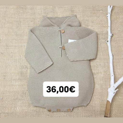 “Aire de invierno” – Pelele bebé con capucha color arena [0]