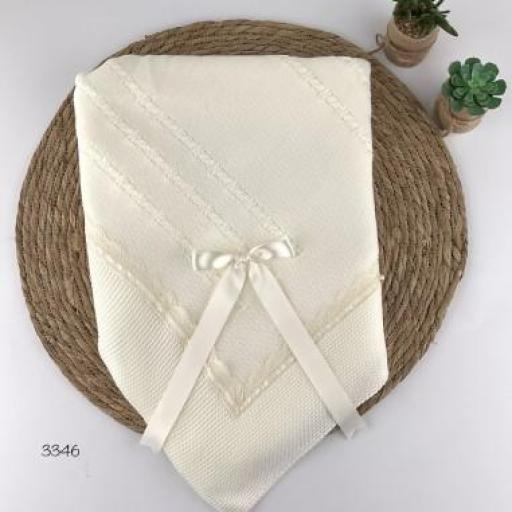Toquilla de lana bebé puntilla crudo 
