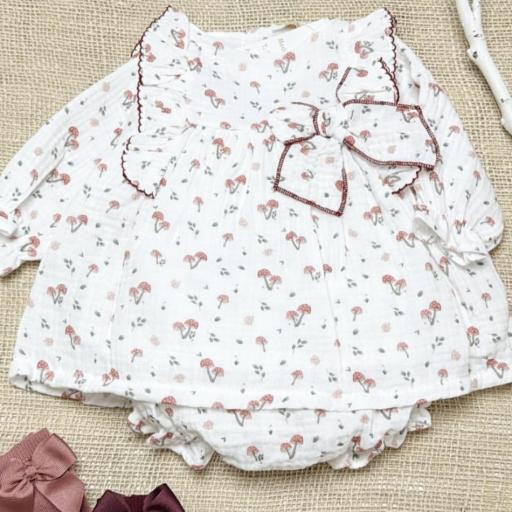Conjunto de Jesusito y Braguitas de Bambula – Setas sobre Blanco Roto