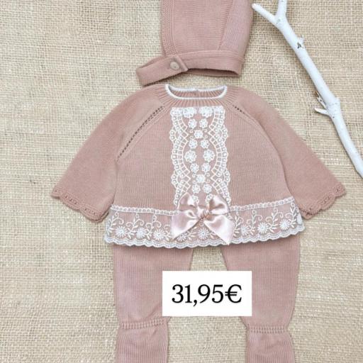 Conjunto de Lana Rosa Maquillaje con Encaje Blanco Roto – Dulzura en Detalle