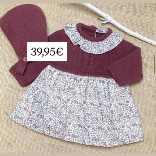Vestido con capota Babidu – Lana frambuesa y cuerpo floral