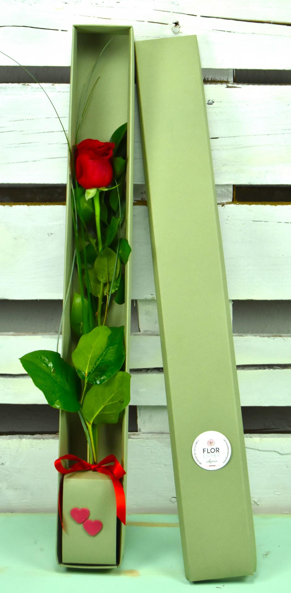 ​Caja de cartón reciclado, con una rosa
