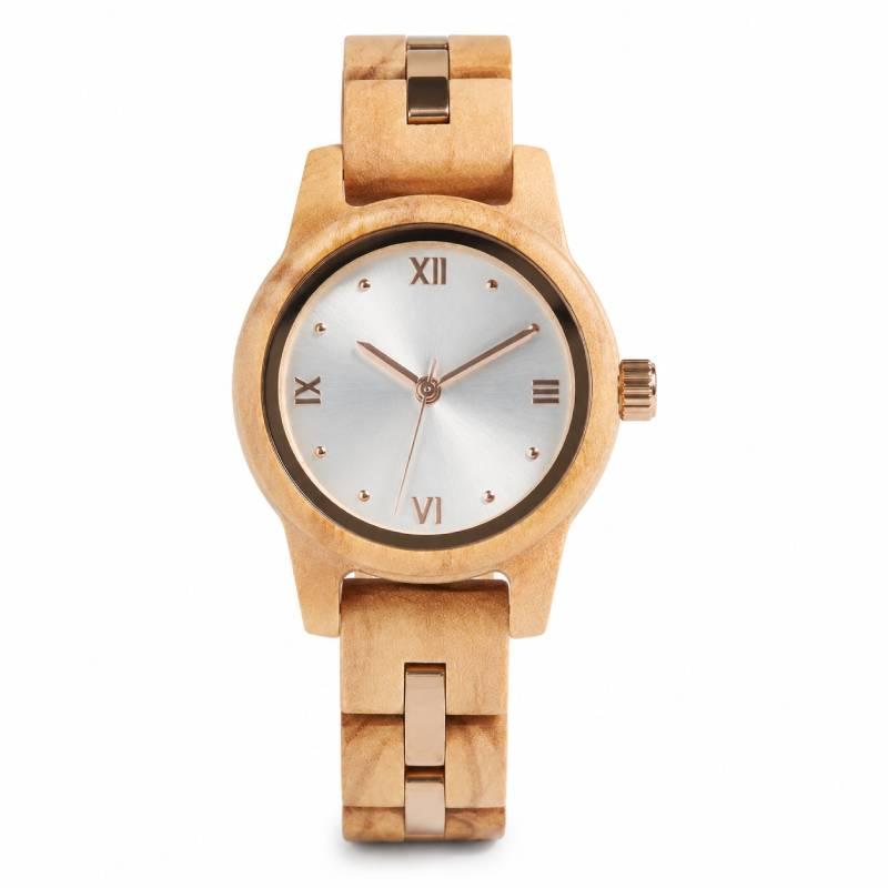 reloj de madera mujer joven