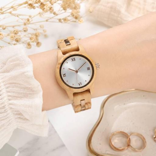 reloj de madera mujer joven [1]