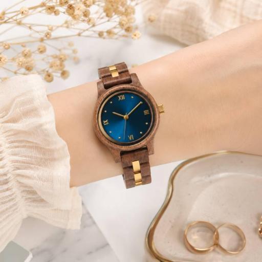 reloj hecho de madera para mujer joven [1]