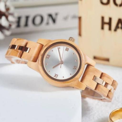 reloj de madera mujer joven [2]