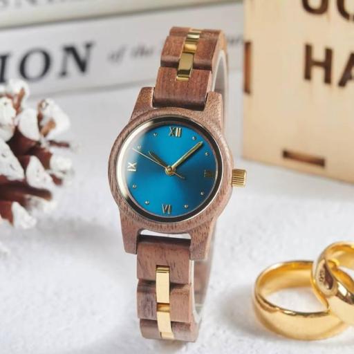 reloj hecho de madera para mujer joven [2]