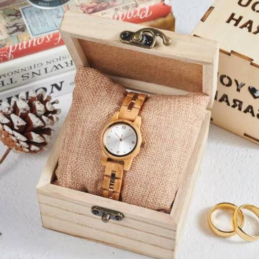 reloj de madera mujer joven [3]