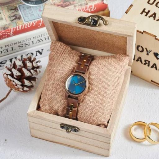 reloj hecho de madera para mujer joven [3]