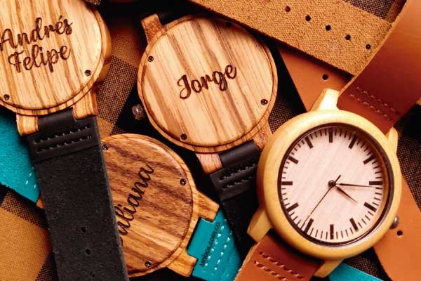 Reloj personalizado hecho de madera