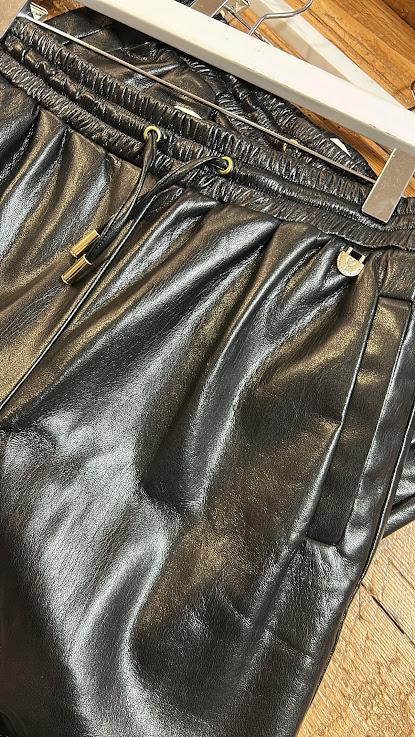 Pantalón jogger efecto piel Lola Casademunt.