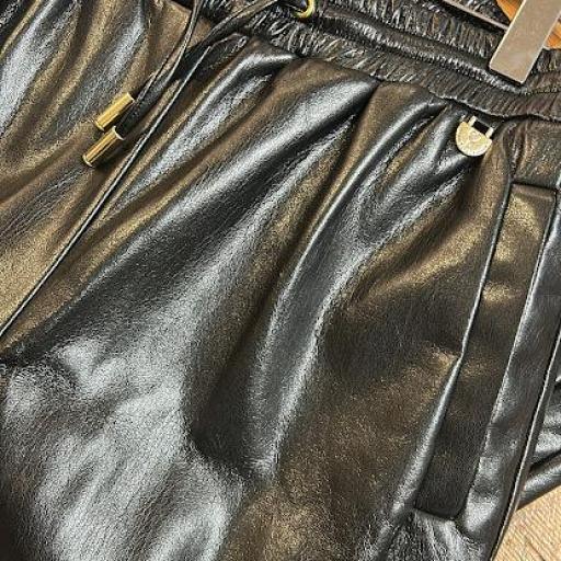 Pantalón jogger efecto piel Lola Casademunt.  [0]