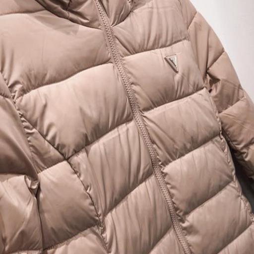 Chaqueta plumifero largo Negro / Beige Guess. [2]