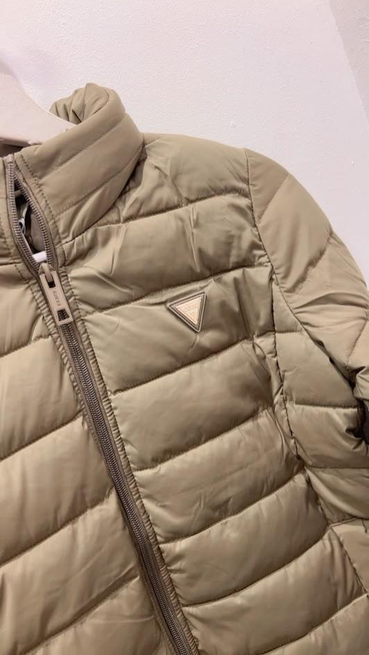 Chaqueta plumifero Verde Guess.