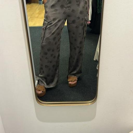 Pantalón Secret cargo Satinado Nekane. [1]