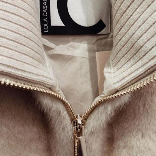 Chaleco pelo Beige Lola Casademunt.  [2]