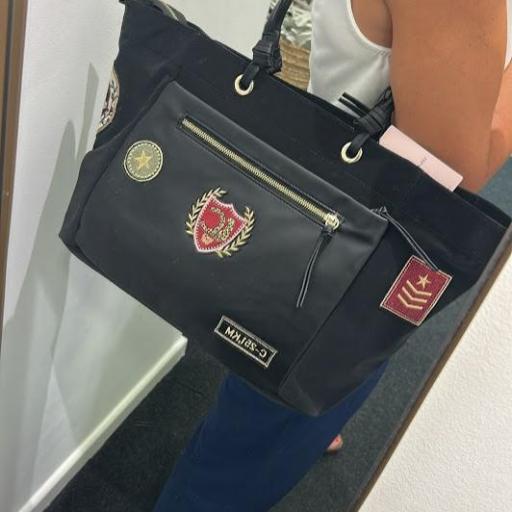 Bolso shopper Nylon parches negre Lola Casademunt. 