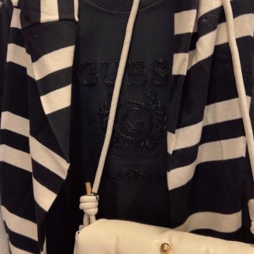 Camiseta Barroca Pedreria Guess. [1]