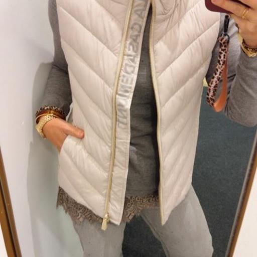 Chaleco Acolchado Crudo Lola Casademunt. 